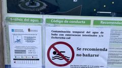 Cartel informativo colocado en Santa Marta tras detectarse niveles elevados de bacterias fecales en una muestra de agua recogida en el arenal.
