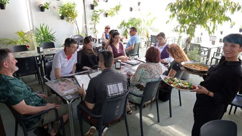 Un grupo de comensales en El Gourmet Alján antes de comenzar a degustar los platos de este restaurante ribeirense.