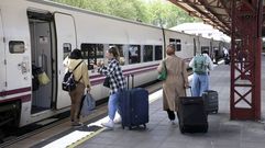 Viajeros apendose de un tren procedente de Madrid, en una foto de archivo.