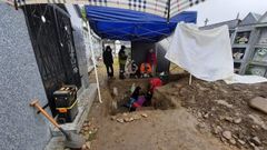 B�squeda de los restos de Gervasio Gonz�lez en el cementerio de Fornelas 