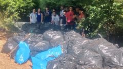 El grupo de voluntarios durante la recogida de residuos y especies invasoras en el monte da Espenuca