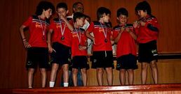 Todos los alumnos de la escuela recibieron una medalla en el evento celebrado en el auditorio municipal.