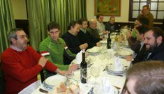 Juan de Dios Rom�n compart�a un cocido hace diez a�os con directivos y t�cnicos del BM Lal�n. 