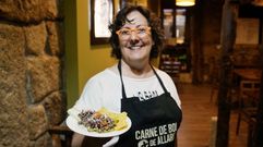 Olga Ferreiro, con el pincho Nacho boi que sirven en F�o de li�o.