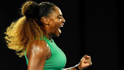 La tenista estadounidense Serena Williams reacciona ante la canadiense Eugenie Bouchard durante el partido que enfrent a ambas en la segunda ronda del Abierto de Australia que se celebra en el Rod Laver Arena en Melbourne, Australia