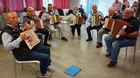 Grupo de la UNED Sénior en una de las aulas aprendiendo a tocar el acordeón.