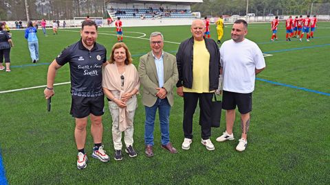 El presidente de la  AD Cartelle, Tito Ta�n, la senadora Carmen Leyte, el presidente Diputaci�n, Luis Menor, el alcalde de Cartelle, Jaime Sousa, y el concejal Lucas Hermida, en el campo de f�tbol Pau Ra�ado de Cartelle.