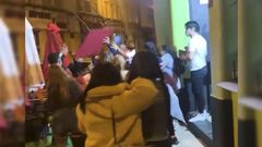Captura de uno de los v�deos grabados, en la que se ve como arrojan una mesa