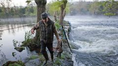 Un pescador de lamprea en plena faena en el r�o Ulla en la zona padronesa de Herb�n. 