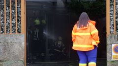 El incendio en el bajo de la avenida de Ourense, en Mar�n, oblig� a desalojar un edificio de cuatro pisos
