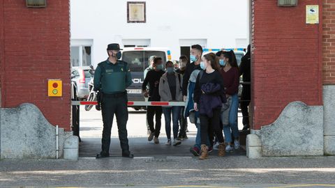 Agentes de Polic�a Nacional salen de la Comandancia de la Guardia Civil de Girona tras recibir la vacuna de Moderna