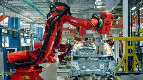 L�nea de montaje robotizada en la f�brica de Stellantis Vigo