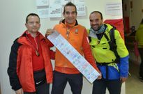 �lvaro Lazaga, entre los tambi�n peregrinos Enrique Soto y Elidio Trapiello, en el Bela Mux�a.