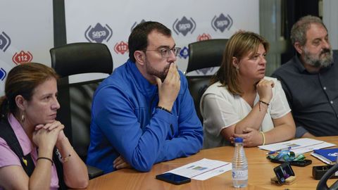 El presidente del Principado de Asturias, Adri�n Barb�n (2i), junto a la delegada del gobierno Adriana Lastra (i) y la vicepresidenta Gimena Llamedo (2d) en la sede del 112 durante la reuni�n del Centro de Coordinaci�n Operativa Integrado (Cecopi) que eval�a la situaci�n de los incendios forestales