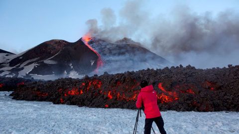Un turista contempla en el sur de la isla de Sicilia el volc�n Etna, en plena erupci�n
