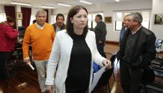 Madrugadora posesi�n. Mar�a Jes�s Novo tom� posesi�n pasadas las nueve de la ma�ana y ante las cr�ticas de PSOE y BNG �nicamente afirm� que �el tiempo dar� y quitar� razones�. 