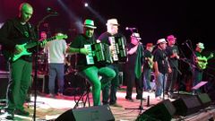 El grupo Eoas hizo bailar a centenares de personas en el estreno festivo. 