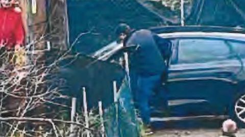 El subteniente de la Guardia Civil M. M. G. abandonando una reuni�n con otros detenidos en Mux�a en enero del 2025, Acudi� con su coche oficial (imagen) y fue detectado por Vigilancia Aduanera, que les investigaba