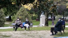 Transe�ntes con mascarilla en el Parque dos Condes de Monforte