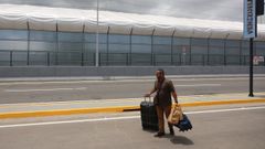 Una persona camina frente al aeropuerto de Sim�n Bol�var de Maiquet�a durante su reactivaci�n el pasado martes, en La Guaira.