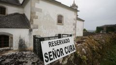 Un cartel menciona al cura de la parroquia de Corbelle, cerca de unos terrenos que los vecinos le reclaman a la Di�cesis de Mondo�edo.
