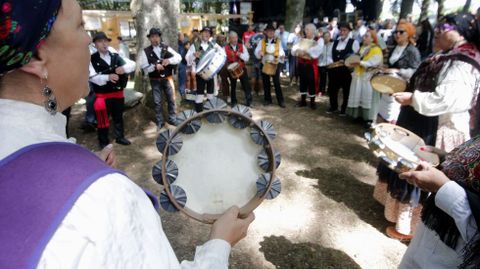 Un grupo de m�sica tradicional actu� en la devesa despu�s del preg�n