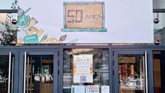 En la fachada del centro educativo se puede ver�un cartel de los 50 a�os