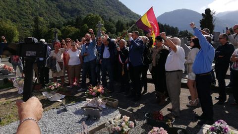 La delegaci�n de socialistas asturianos en la tumba de Manuel Aza�a, en Monteauban.