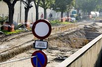 Las obras contin�an en el paseo de Irmandi�os, donde se trabaja en un pozo de registro. 