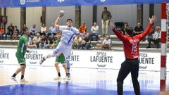 Virulegio lanzando a portera en el partido de ayer ante Anaitasuna