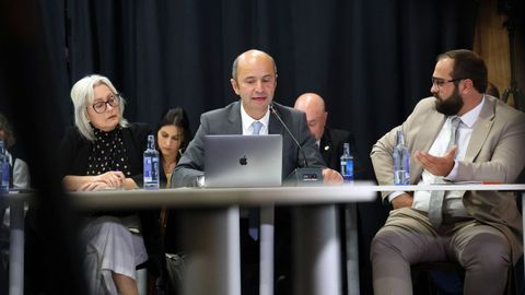 PLENO MOCION DE CENSURA EN EL CONCELLO DE RIBEIRA, DONDE LUIS PEREZ BARRAL ALCALDE DEL BNG CEDE EL BASTON DE MANDO A LA NUEVA ALCALDESA MARIA JOSE SAMPEDRO CANDIDATA DEL PP, PRIMERA MUJER EN ESTE PUESTO.