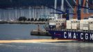 Dos trabajadores heridos al implosionar un silo de aceite de palma en el puerto de Vigo que dej� un vertido
