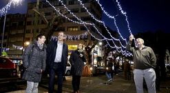 <span lang= es-es >Encendido de luces en Carballo</span>. El alcalde, Evencio Ferrero; la teniente de alcalde, Milagros Lantes, as� como los ediles Bel�n Lendoiro y Luis Lamas, encendieron ayer el alumbrado navide�o.