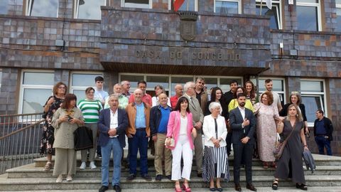 Concejales del PSOE, de Vilalba Aberta y del BNG, con militantes y simpatizantes ante la Casa do Concello tras la toma de posesin de la actual corporacin.