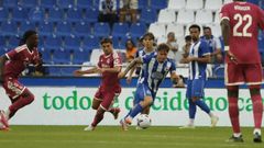 Mario Soriano, conduciendo el bal�n ante varios rivales.