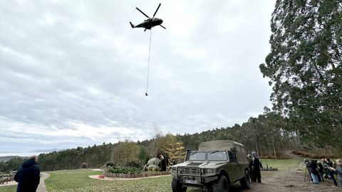 El MUJA recupera dos nuevos bloques fsiles de un gran dinosaurio saurpodo con la ayuda del Ejrcito de Tierra.