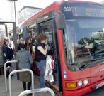 Un bus recogiendo pasajeros durante la �ltima huelga. 