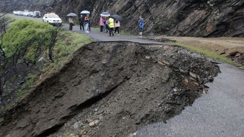 Se hunde una carretera de Quiroga en una zona quemada el verano pasado