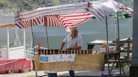 Carlos, junto a su puesto de miel en la Ribeira Sacra