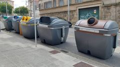 Illa de colectores para as cinco fracci�ns, nunha r�a de Pontevedra. De esquerda a dereita, colectores de vidrio (verde), papel (azul), envases (amarelo), resto (gris) e biorresiduos (marr�n)