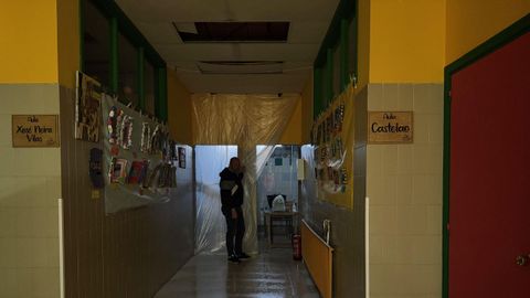 El concejal de Educacin de Caldas, Manuel Faria, muestra cmo est el CEIP San Clemente