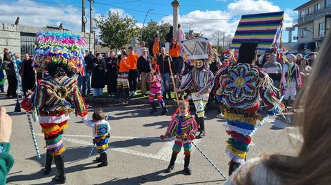 Ourense demuestra que es tierra de entroido.El fuli�n de Vilari�o de Conso desfilando en Manzaneda.