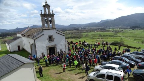 Parte de los participantes reunidos en torno a la iglesia de Recar, donde podra construirse un embalse