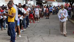 Migrantes hacen fila en espera de regularizar su documentacin, el 14 de septiembre del 2023, en el municipio de Tapachula, en Mxico.
