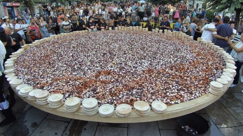 O Carballiño batió el récord de la tapa de pulpo más grande del mundo