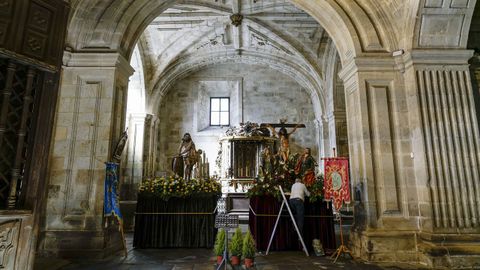 As� se preparan los pasos de Semana Santa en Celanova.
