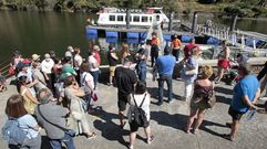 Cola para subir al catam�ran, a comienzos de junio, en el embarcadero de Ponte do Sil