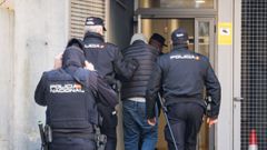 Uno de los detenidos, conducido por la polic�a a los juzgados de Cambados.