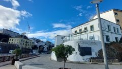 El hotel Aduana de Ribadeo, a la izquierda, de amarillo, y a la derecha el Hotel Fogar do Mari&ntilde;eiro, en el muelle de Porcill&aacute;n, en Ribadeo, actualmente cerrados