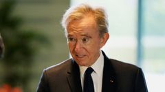 BERNARD ARNAULT. El propietario del grupo de artculos de lujo LVMH (matriz de marcas tan conocidas como Dior, Louis Vuitton, Fendi o Mot&Chandon) se convirti este ao, segn la revista Forbes, en el tercer hombre ms rico del mundo. Los negocios de este multimillonario crecieron de forma exponencial en medio de la pandemia del coronavirus. Pero el terremoto econmico de este ao tambin se ha dejado notar en su cartera. Durante el primer semestre del 2022, Arnault ha perdido 56.800 millones de dlares (54.522 millones de euros). Pero su fortuna se mantiene en los 121.200 millones de dlares.